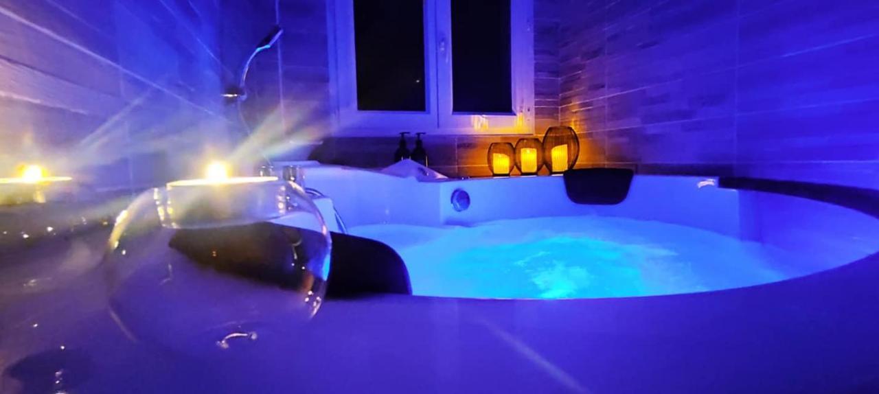 A L'Oree Des Pins - Gite Et Spa De 30 M2- Home Cinema Et Massage En Sup Cuges-les-Pins Buitenkant foto