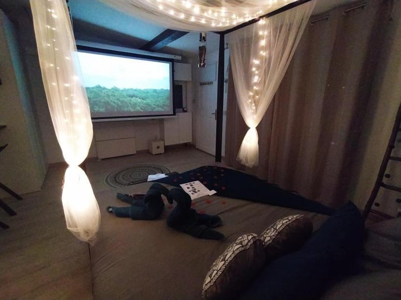A L'Oree Des Pins - Gite Et Spa De 30 M2- Home Cinema Et Massage En Sup Cuges-les-Pins Buitenkant foto